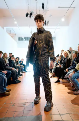 Runway walk, full look with audience